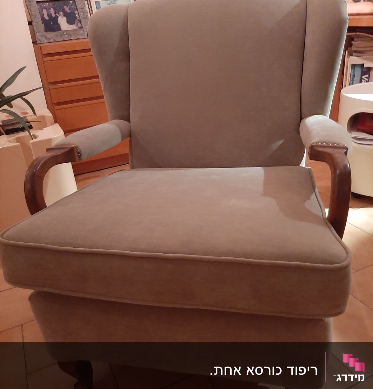 כורסה מרופדת בבד אפור עם ידיות עץ